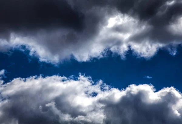 Awan Dramatis Latar Belakang Dengan Langit Biru — Stok Foto