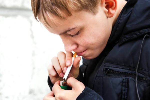 Kluk Kouří Cigaretu Ulici Closeup — Stock fotografie