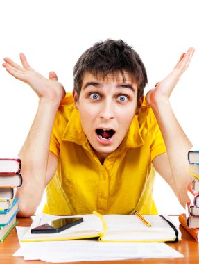 Beyaz arka plan üzerinde izole masanın üstüne şok öğrenci