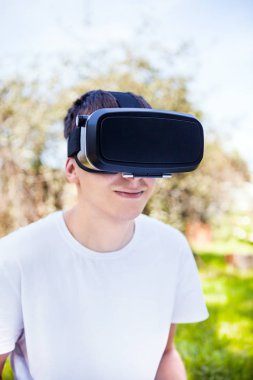 Sanal gerçeklik Gözlük Doğa arka plan üzerinde genç adam
