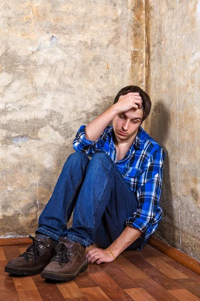 Trauriger Junger Mann Auf Dem Fußboden Neben Der Alten Mauer — Stockfoto