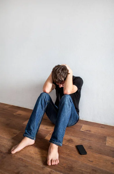 Θλιβερή Νεαρός Άνδρας Στο Πάτωμα Στο Δωμάτιο — Φωτογραφία Αρχείου