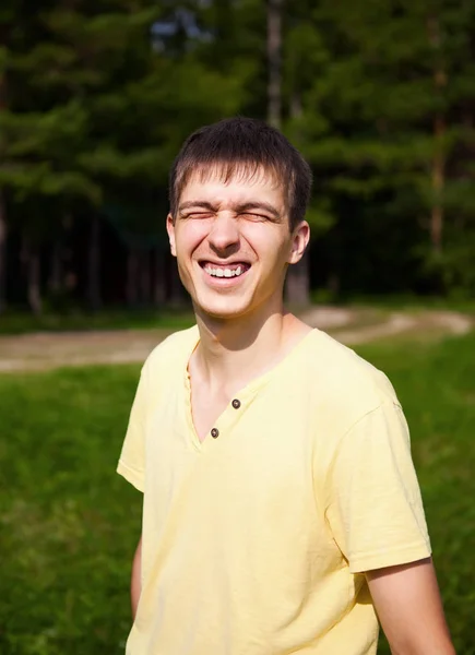 Retrato Jovem Feliz Fundo Natureza — Fotografia de Stock