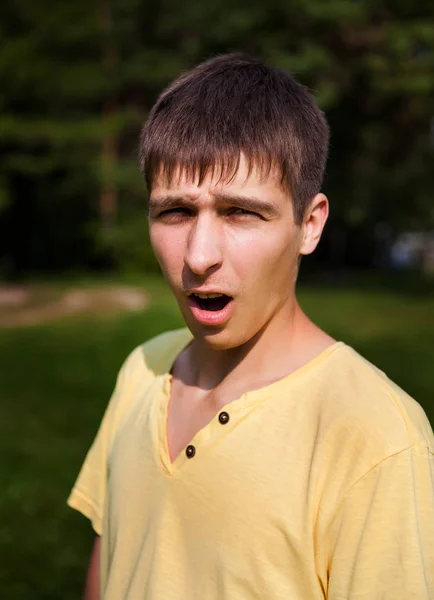 Retrato Jovem Surpreso Fundo Natureza — Fotografia de Stock