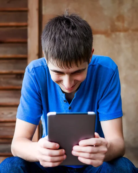 Mladý Muž Počítačem Tablet Domu Venkovní — Stock fotografie