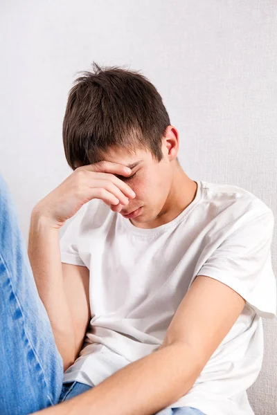 Joven Triste Por Pared Habitación — Foto de Stock