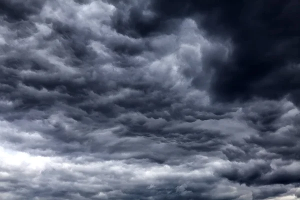 Bulanık doğal dramatik bulutlar alan arka plan