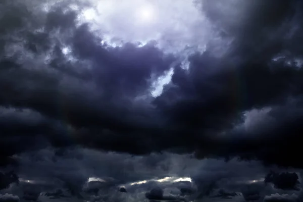 Sluneční Svit Temných Dramatických Bouřkových Mracích — Stock fotografie