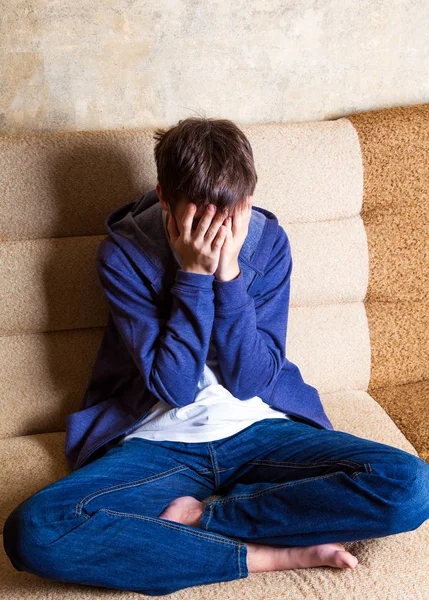 Smutné Teenager Sedí Pohovce Starém Domě — Stock fotografie