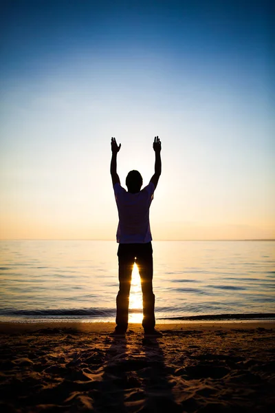 Foto Tonificada Silhueta Homem Feliz Com Mãos Fundo Mar — Fotografia de Stock