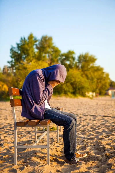 屋外のベンチに座っている悲しい男 — ストック写真