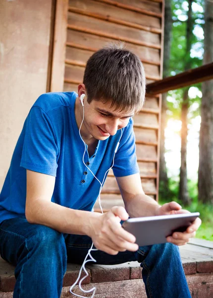 Jeune Homme Heureux Avec Ordinateur Tablette Près Maison Plein Air — Photo