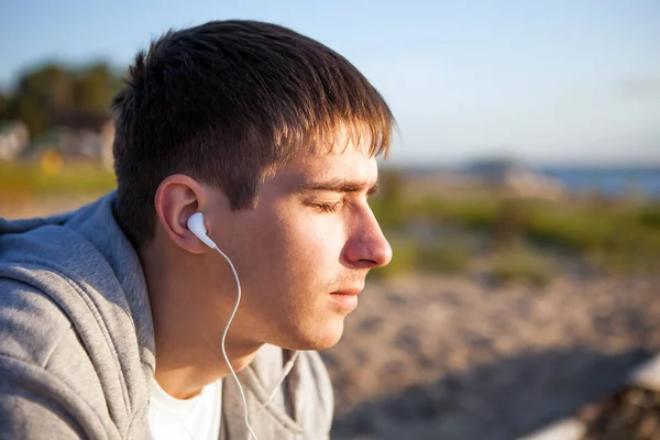 Ung Man Lyssna Musik Utomhus — Stockfoto