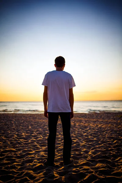 Getöntes Foto Der Personensilhouette Auf Dem Hintergrund Des Sonnenuntergangs — Stockfoto