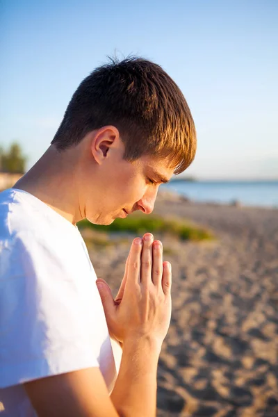Молодой Человек Молится Природе — стоковое фото
