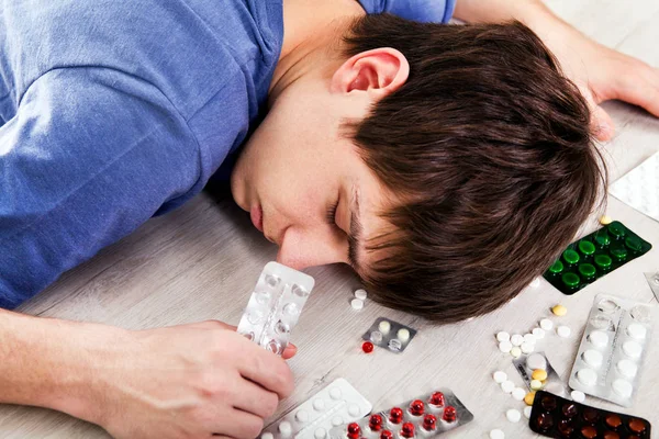 Jovem Dorme Com Comprimido Mesa — Fotografia de Stock