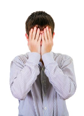 Genç adam beyaz arka yüzünde kapatın