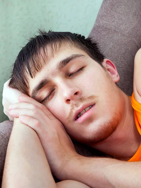 Cansado Homem Dormir Sofá Casa Closeup — Fotografia de Stock