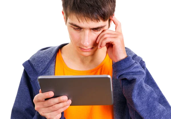 Tablet Bilgisayar Beyaz Zemin Üzerine Izole Genç Adamla — Stok fotoğraf