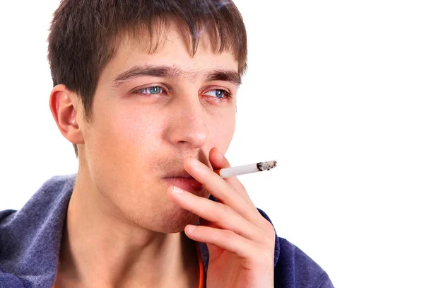 Genç Adam Beyaz Arka Plan Portre Üzerinde Bir Sigara Sigara — Stok fotoğraf