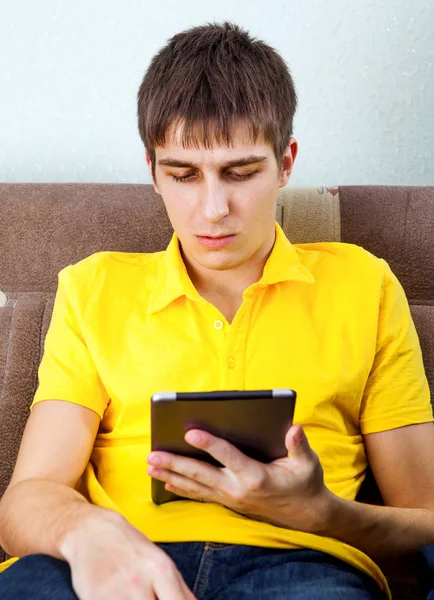 Fiatal Férfi Tabletta Számítógép Otthonában — Stock Fotó