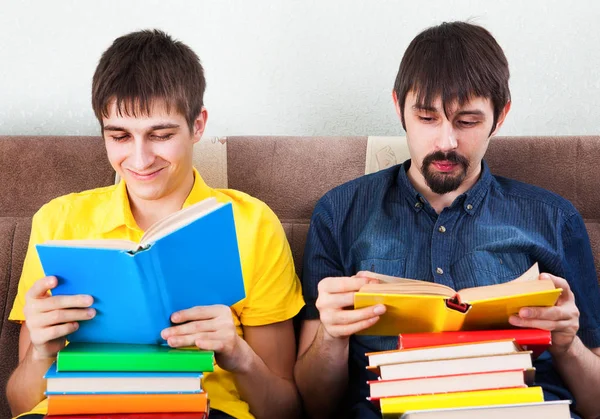 Two Young Men Reads Books Sofa — Stock Photo, Image