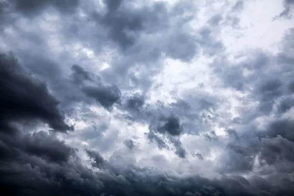 暗く劇的な嵐の雲の領域の背景 — ストック写真