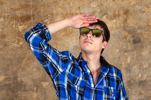 Joven Con Gafas Sol Fondo Vieja Pared — Foto de Stock