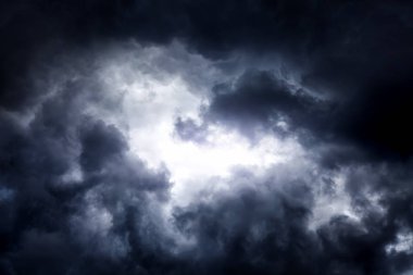 Karanlık ve Dramatik Fırtına Bulutlarında Işık