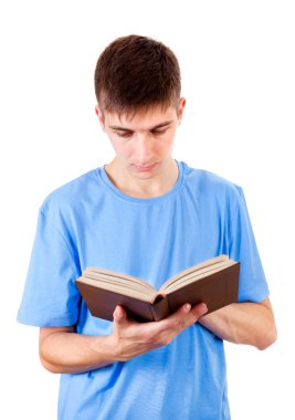 Genç adam beyaz arka plan üzerinde bir izole kitap okumak