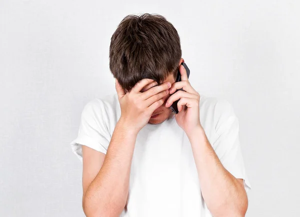 Homem Triste Falar Telefone Fundo Branco — Fotografia de Stock