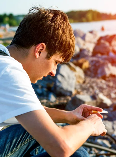 Trauriger Junger Mann Sitzt Mit Zigarette Freien — Stockfoto