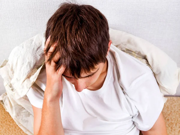 Joven Triste Por Pared Habitación — Foto de Stock