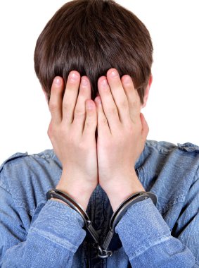 Sorunlu ve kederli genç adam beyaz kelepçeli