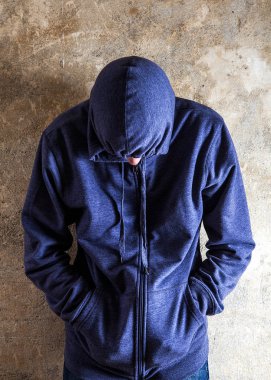 Eski duvar tarafından kapüşonlu genç adam üzgün