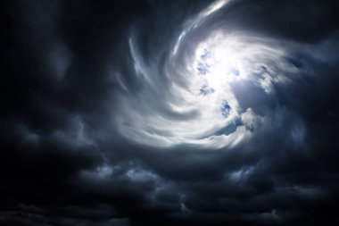 Karanlık fırtına bulutları içinde bulanık girdap