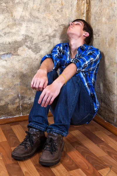 Jovem Dorme Junto Velha Muralha Canto — Fotografia de Stock