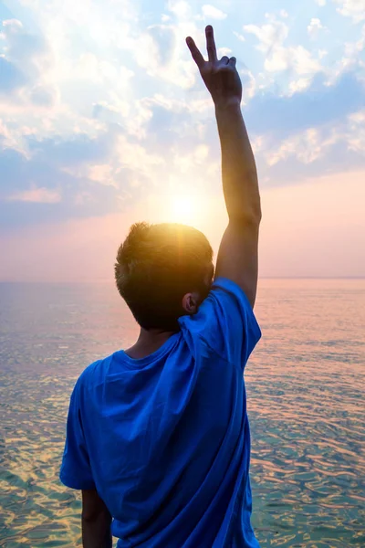 Lycklig Man Med Seger Gesture Havet Bakgrund — Stockfoto