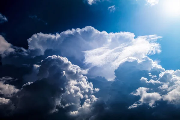 Cloudscape Φόντο Ήλιο Και Γαλάζιο Ουρανό — Φωτογραφία Αρχείου