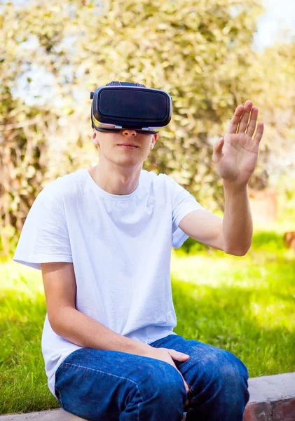 Joven Con Gafas Realidad Virtual Fondo Naturaleza — Foto de Stock