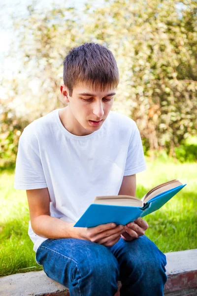 Молодой Человек Прочитал Книгу Летнем Парке — стоковое фото