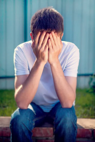 Getinte Foto Van Sad Young Man Portret Buiten — Stockfoto