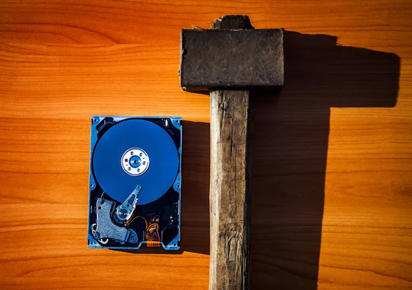 Disco Rígido Aberto Mesa Com Velho Martelo — Fotografia de Stock