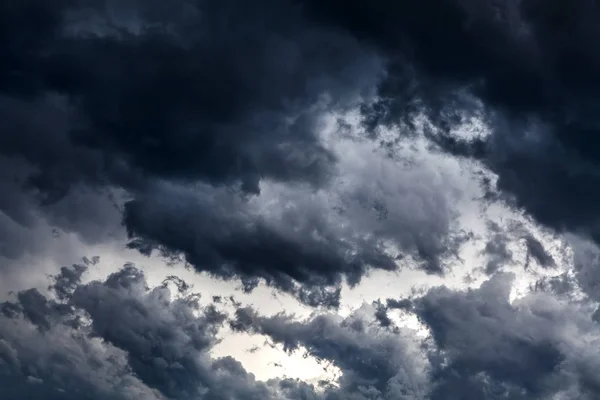 暗く劇的な嵐の雲の領域の背景 — ストック写真