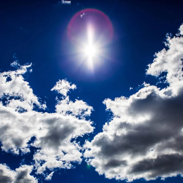 Cloudscape Achtergrond Met Zon Blauwe Lucht — Stockfoto