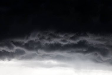 Karanlık ve dramatik fırtına bulutları arka plan