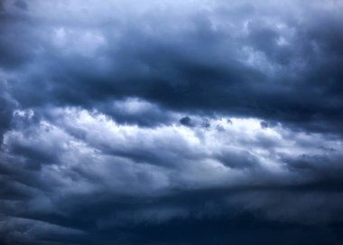 Karanlık ve dramatik fırtına bulutları arka plan