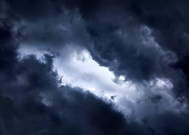 Karanlık ve dramatik fırtına bulutları arka plan