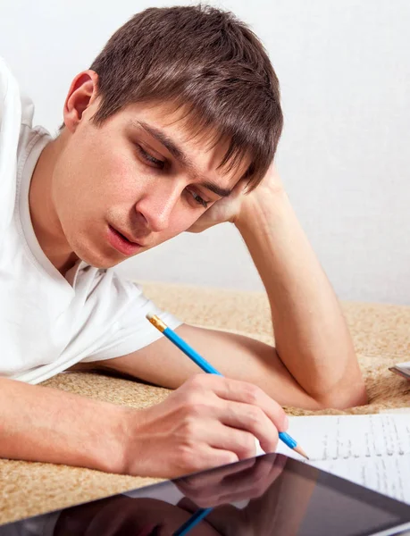 Estudante Fazendo Lição Casa Sofá Casa — Fotografia de Stock