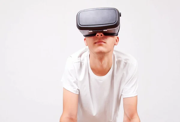 Hombre Joven Gafas Realidad Virtual Por Pared Blanca — Foto de Stock